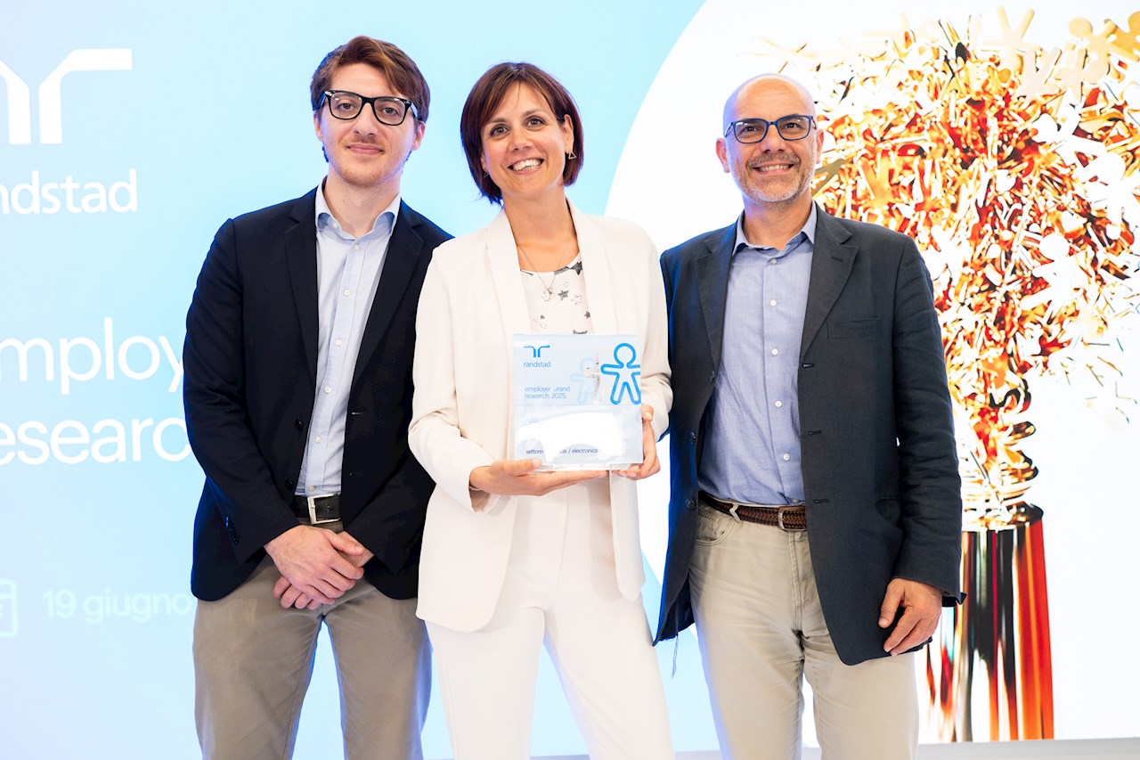 Da destra: Emiliano Diotallevi, Country HR Manager di ABB in Italia, insieme a Valentina Locatelli e Paolo Capobianco, Talent Aquisition, al ritiro del Premio Randstad