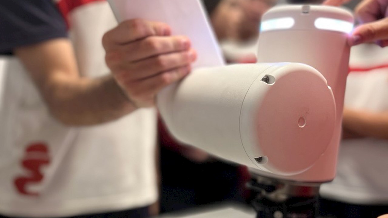 ABB inspira vocaciones STEM a través de talleres de robótica y domótica en Leadingirls 2025