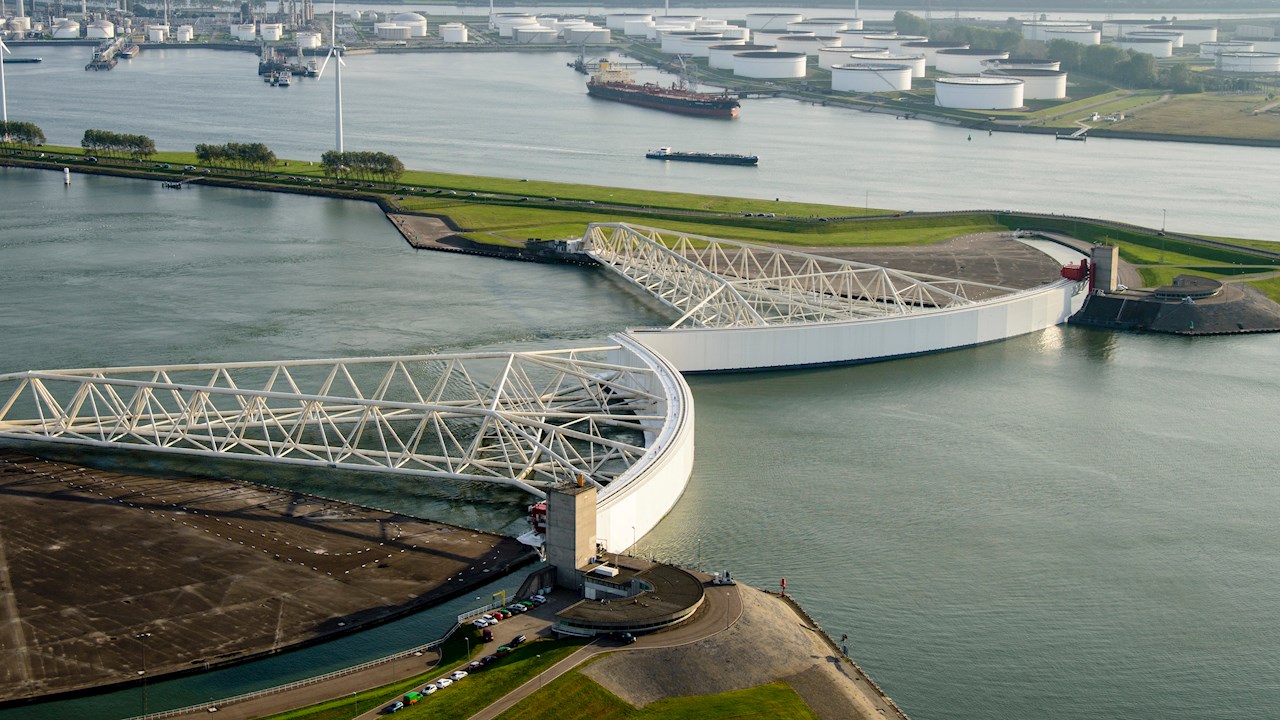 Rijkswaterstaat en ABB moderniseren Maeslantkering om cruciale stormvloedkering toekomstbestendig te maken