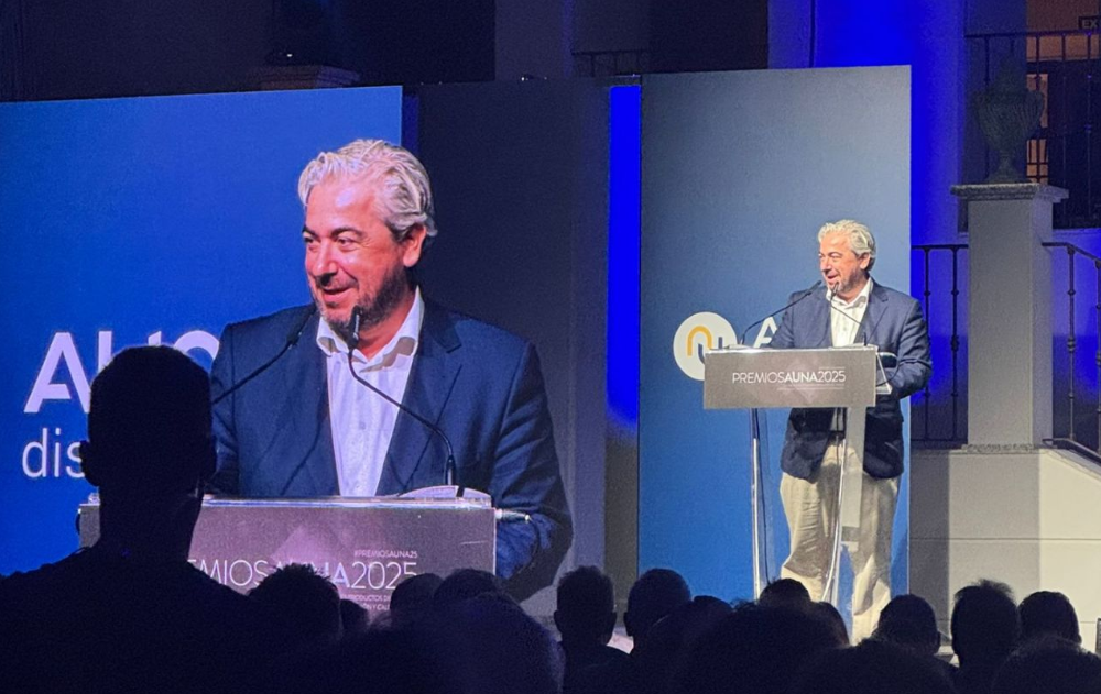 Mario Mora, Responsable del canal de distribución en ABB Electrification Spain, recoge el premio “Mejor Producto del Año