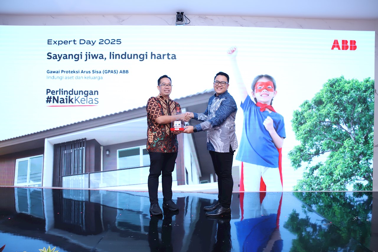 Bayu Nugroho, Pelaksana Tugas Direktur Jenderal Bina Marga dan Lingkungan Hidup Kementerian Energi dan Sumber Daya Mineral (kiri) menerima piagam penghargaan dari ABB pada acara Expert Day yang diselenggarakan pada bulan Oktober 2025 di Jakarta.