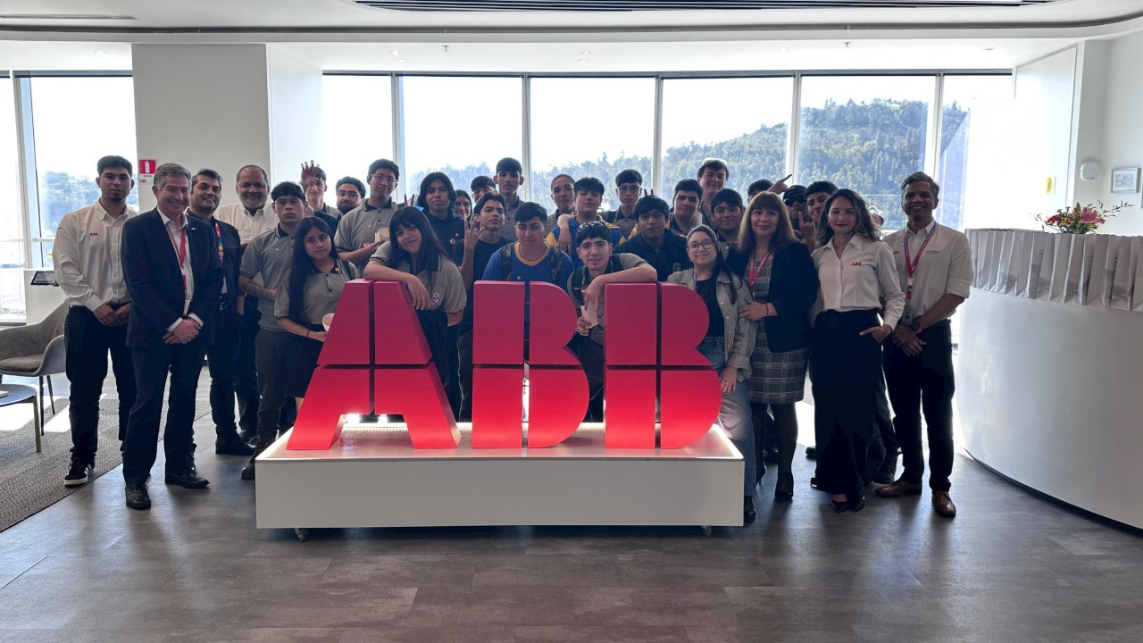 ABB en Chile recibe a estudiantes de colegio técnico en una jornada de aprendizaje e innovación