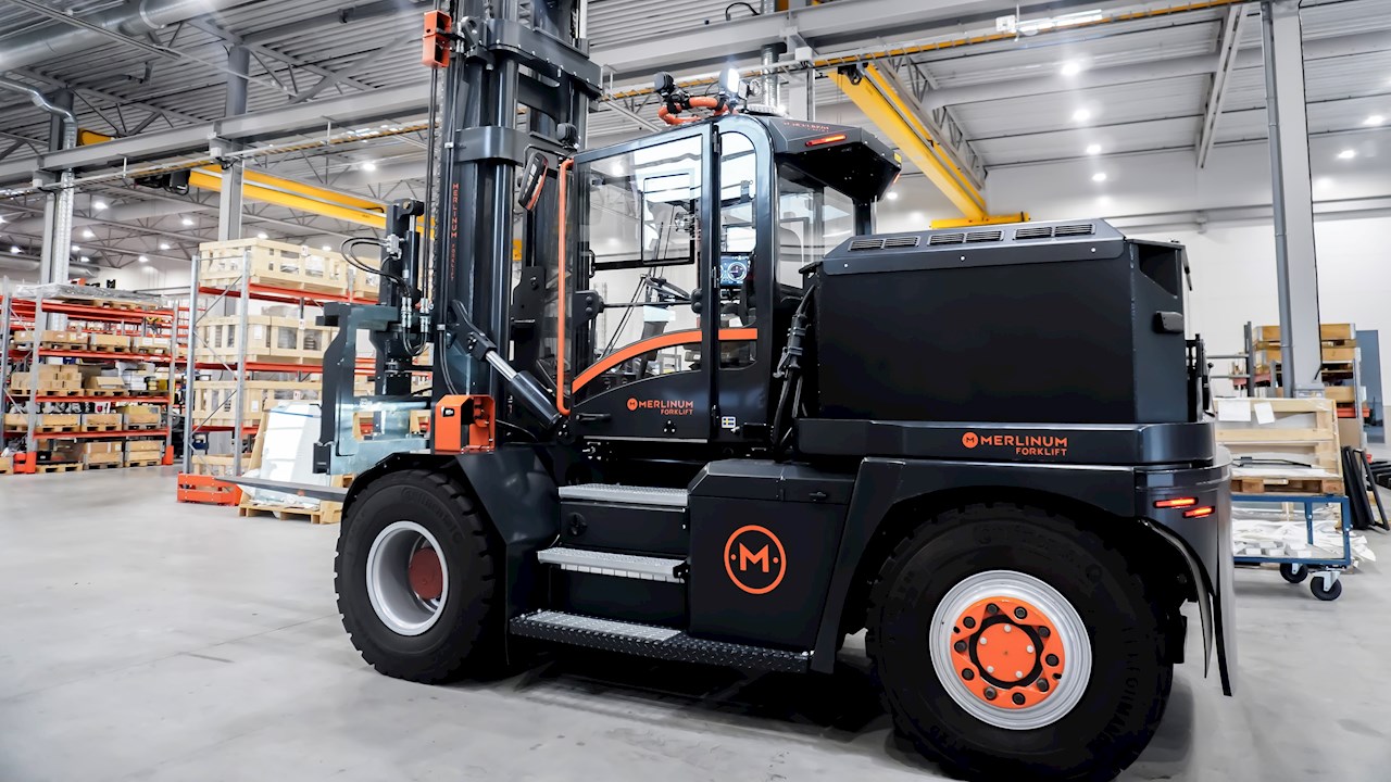 Småländsk trucktillverkare elektrifierar gaffeltruckar för tunga lyft