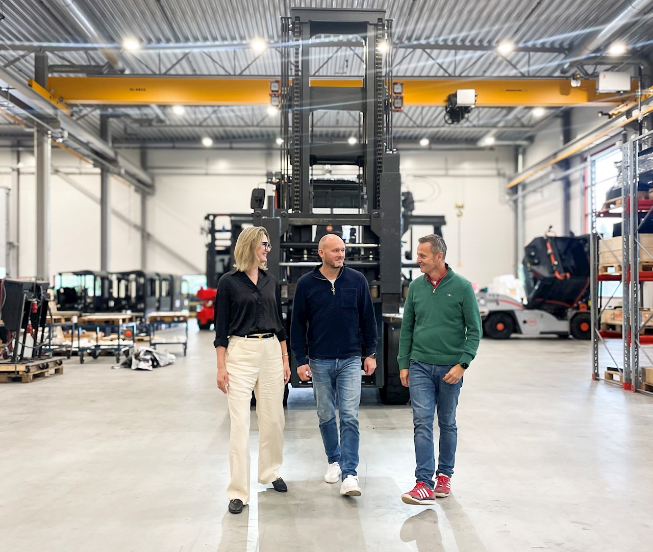 Anna Arvsell och Martin Andersson från Merlinum Forklift tillsammans med Stefan Hedenström från ABB i Merlinums produktionsanläggning.