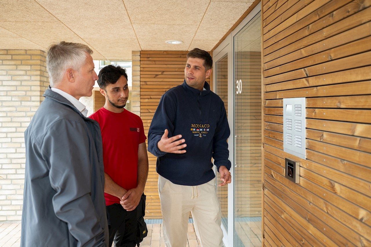 Brian Klingenberg-Petersen fra ABB besigtiger den vellykkede dørtelefoninstallation 
sammen med Adam Sjur Sinding og Jamal Safi fra Uggerly Installation.