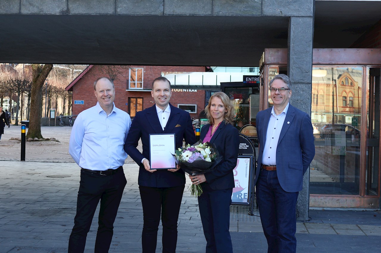 Fr v: Thomas Eriksson, ABB, Albert Skegro, Chalmers, Cathrine Helin, ABB, och Magnus Backman, ABB.