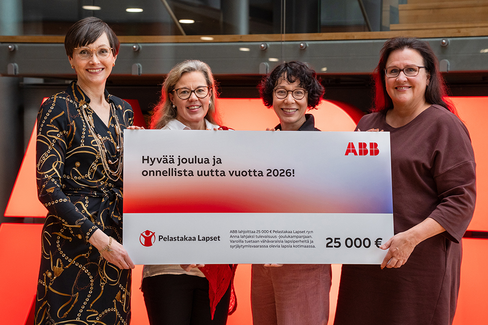 Pelastakaa Lapset ry:n kotimaan ohjelmatyön johtaja Susanna Tan (toinen oikealta) ja yritysyhteistyön tiiminvetäjä Johanna Mäkelä (toinen vasemmalta) vastaanottivat lahjashekin ABB Oy:n toimitusjohtaja Sailamarja Kähköseltä (oik.) ja viestintäjohtaja Satu Perälammelta (vas.).