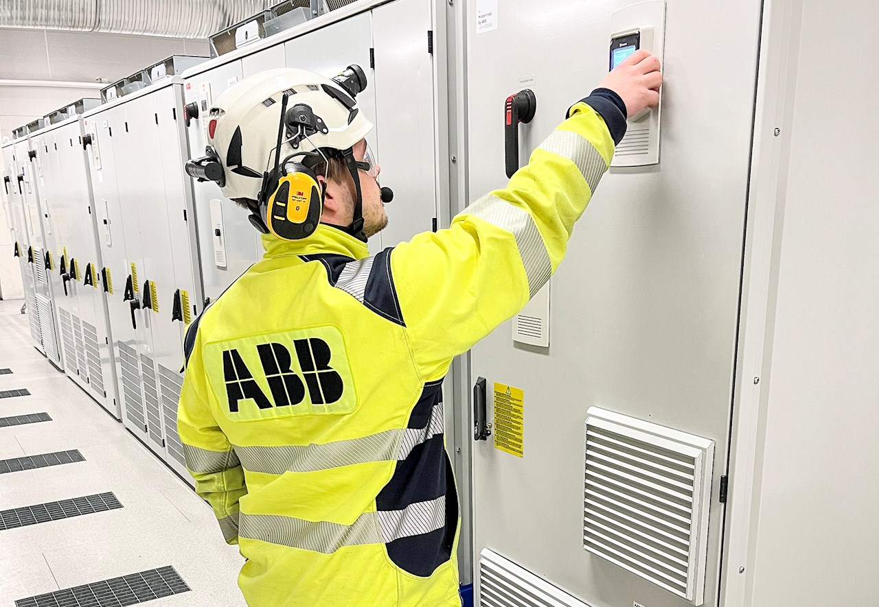 ABB har under året moderniserat totalt 11 ACS800 frekvensomriktare på Boliden Aitik. På bilden: Axel Åberg, serviceingenjör, ABB.