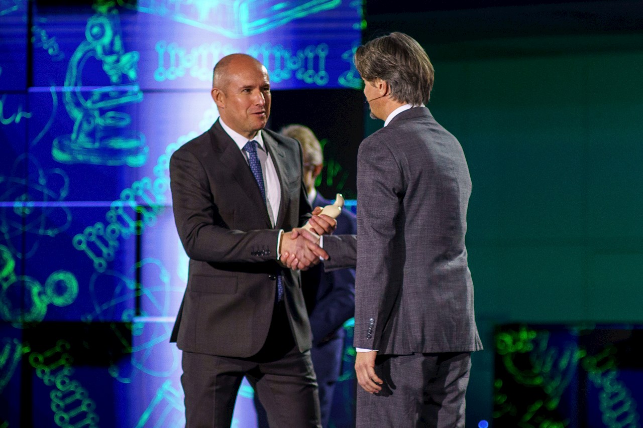 Cenu ABB za invenci předával Marku Mrázovi jednatel společnosti Vítězslav Lukáš.