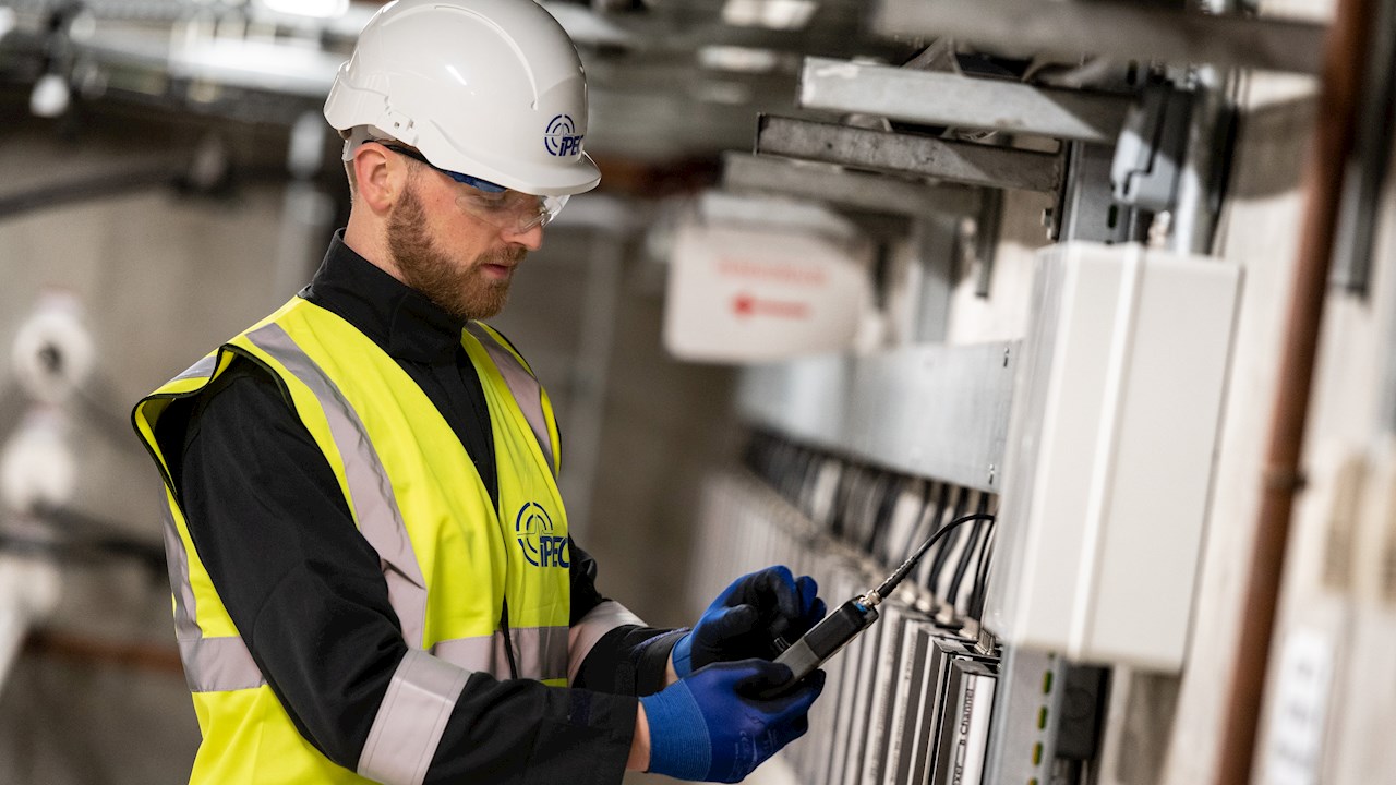 ABB stärker sina möjligheter för datacenter- och industriell övervakning genom förvärv av IPEC