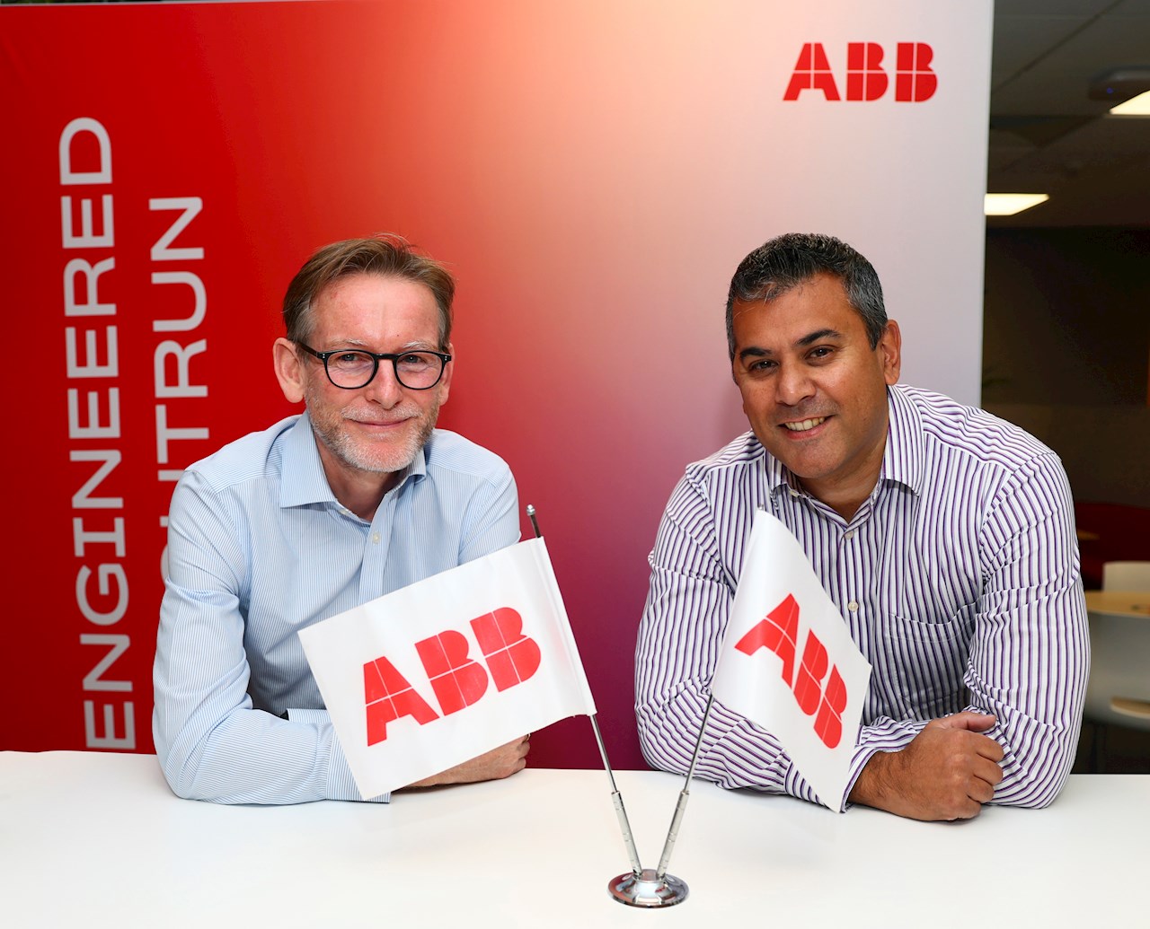 Colin Smith (links), CEO von IPEC, und Richard Mahomed, Local Division Manager, Electrification Service, ABB UK