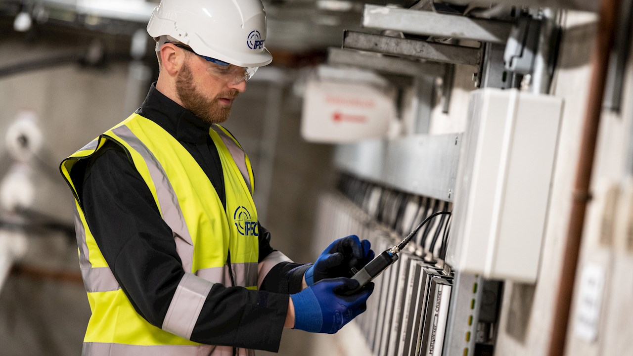 ABB erweitert Angebot für Datenzentren und industrielle Überwachung durch Übernahme von IPEC