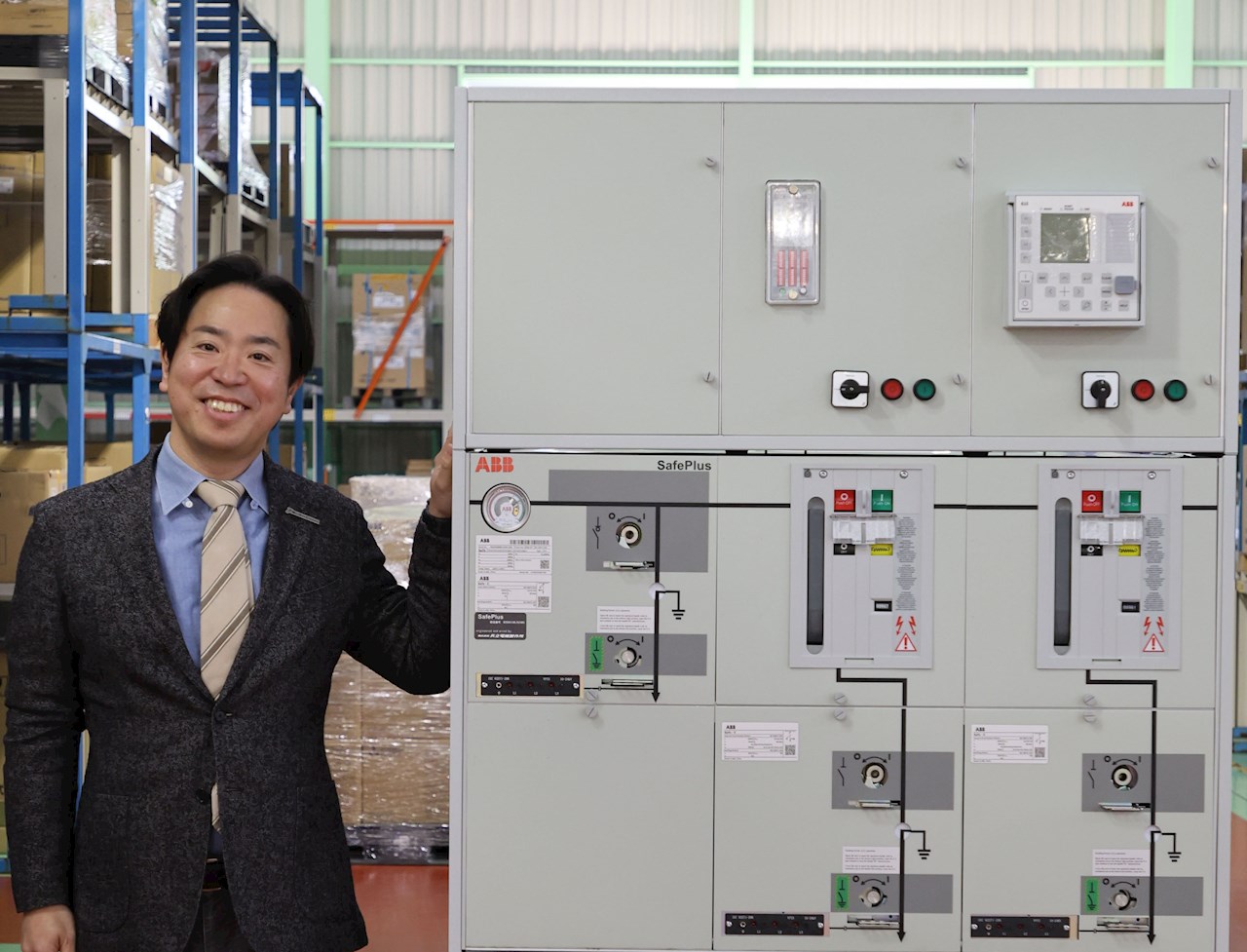 Mr. Mitsutomo Mera, CEO of Kyoritsu Denki Seisakusyo, with a SafePlus RMU.