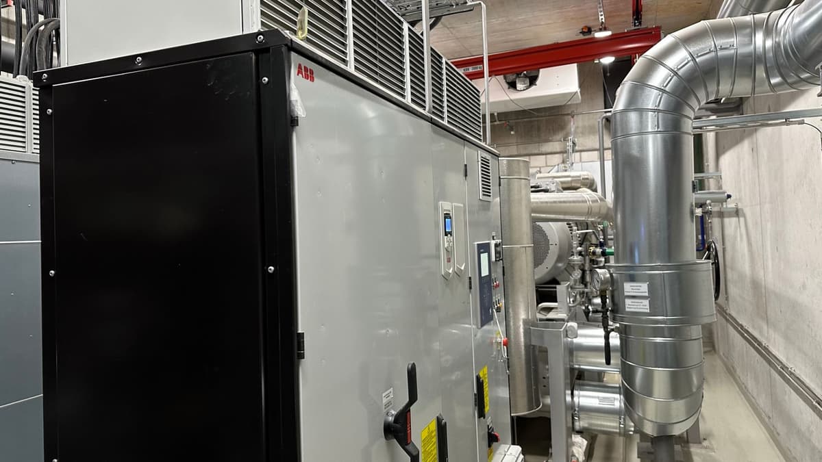 Each heat pump is equipped with two ACS880-37 drives to enable variable speed control of its two stages. Photos: Stadtwerke Heidelberg.