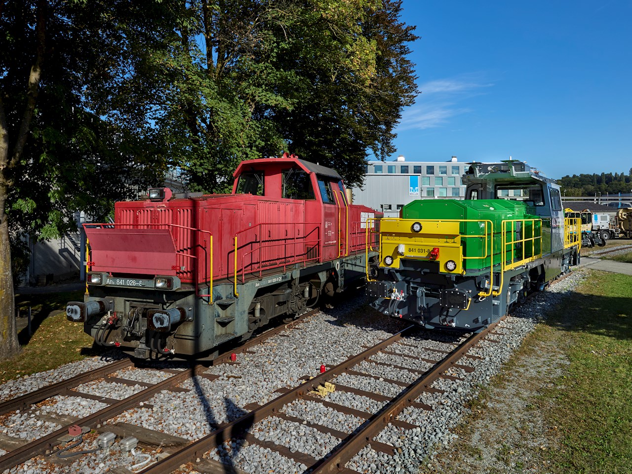 Müller Technologie’s old diesel locomotive and new hybrid locomotive