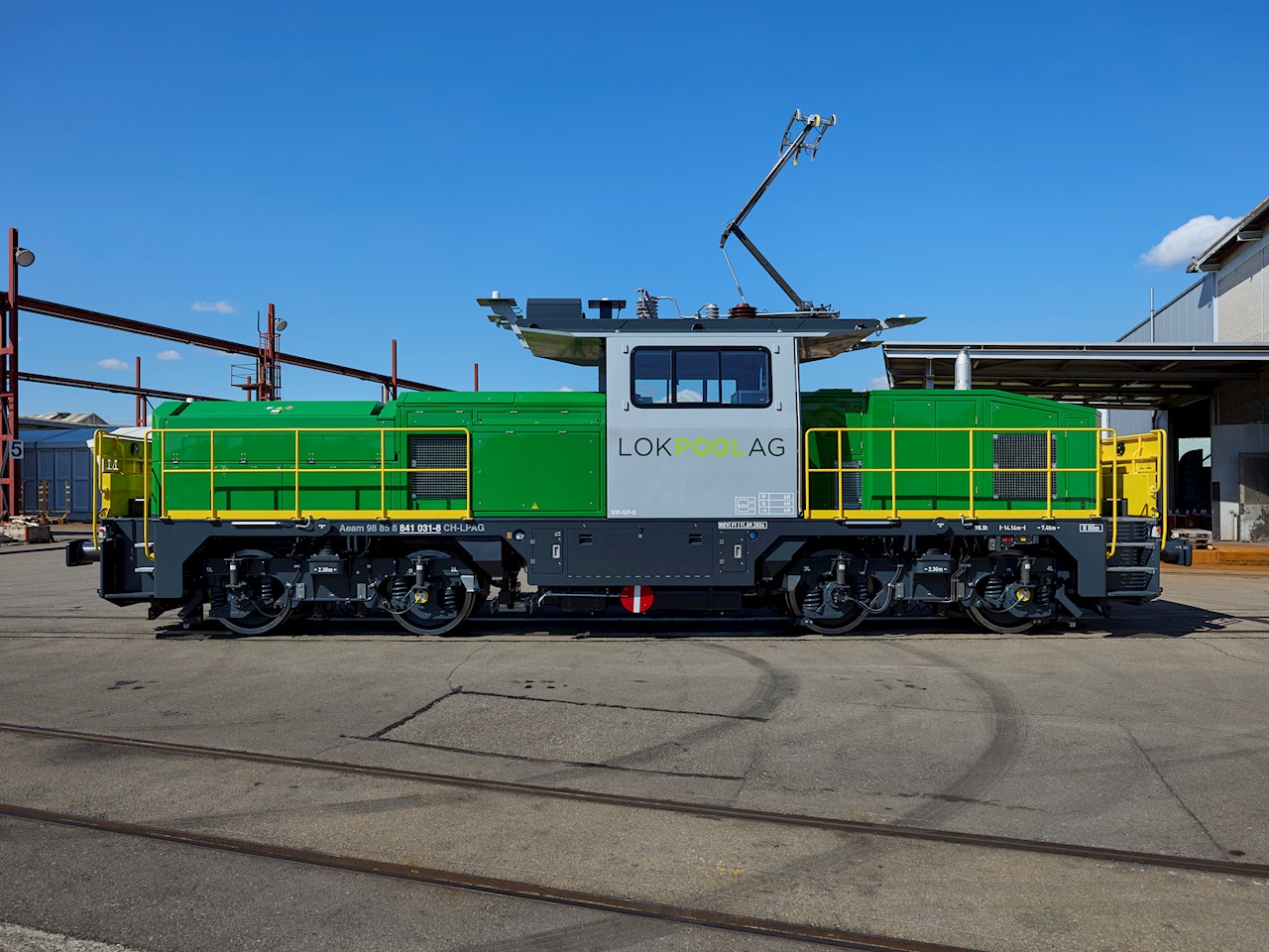 Müller Technologie Aeam 841 hybrid locomotive with overhead line