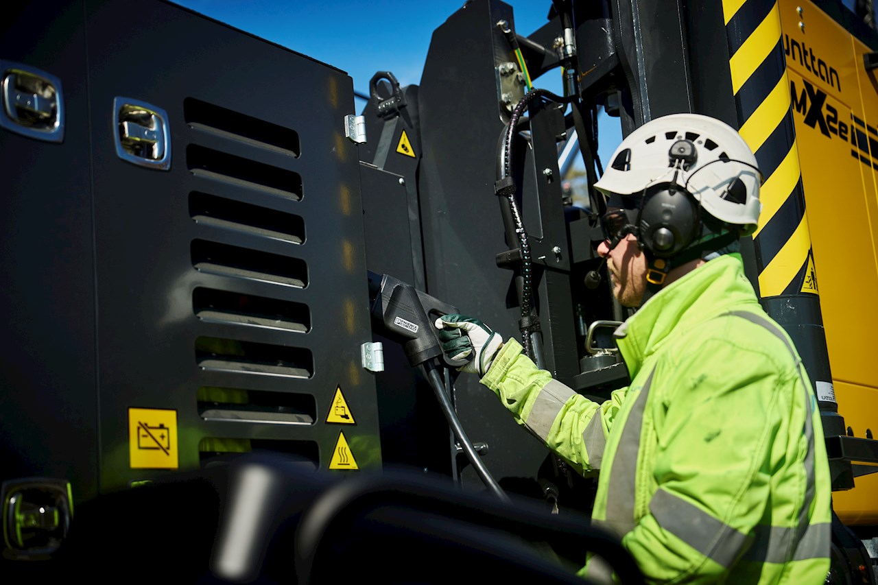 Junttan's battery-powered piling machine is charged in the same way as electric cars.
Picture: Junttan Oy