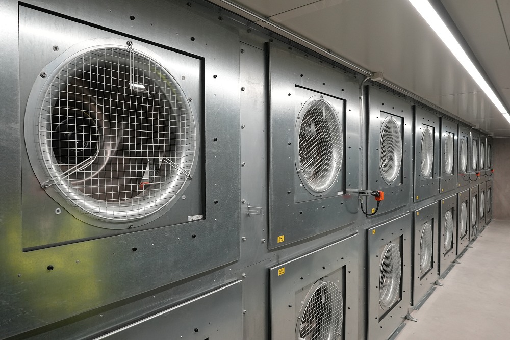 Diese Ventilatoren wälzen die Luft im Rechenzentrum um und führen sie den Wärmetauschern zu.