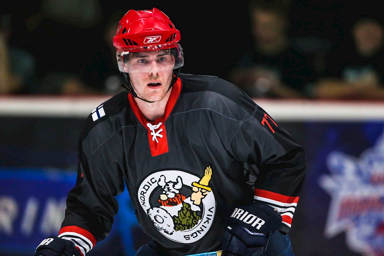 Tuomo Salmi playing ice hockey in Asia during his work assignment – image credit: Land of Smiles Bangkok Tournament 