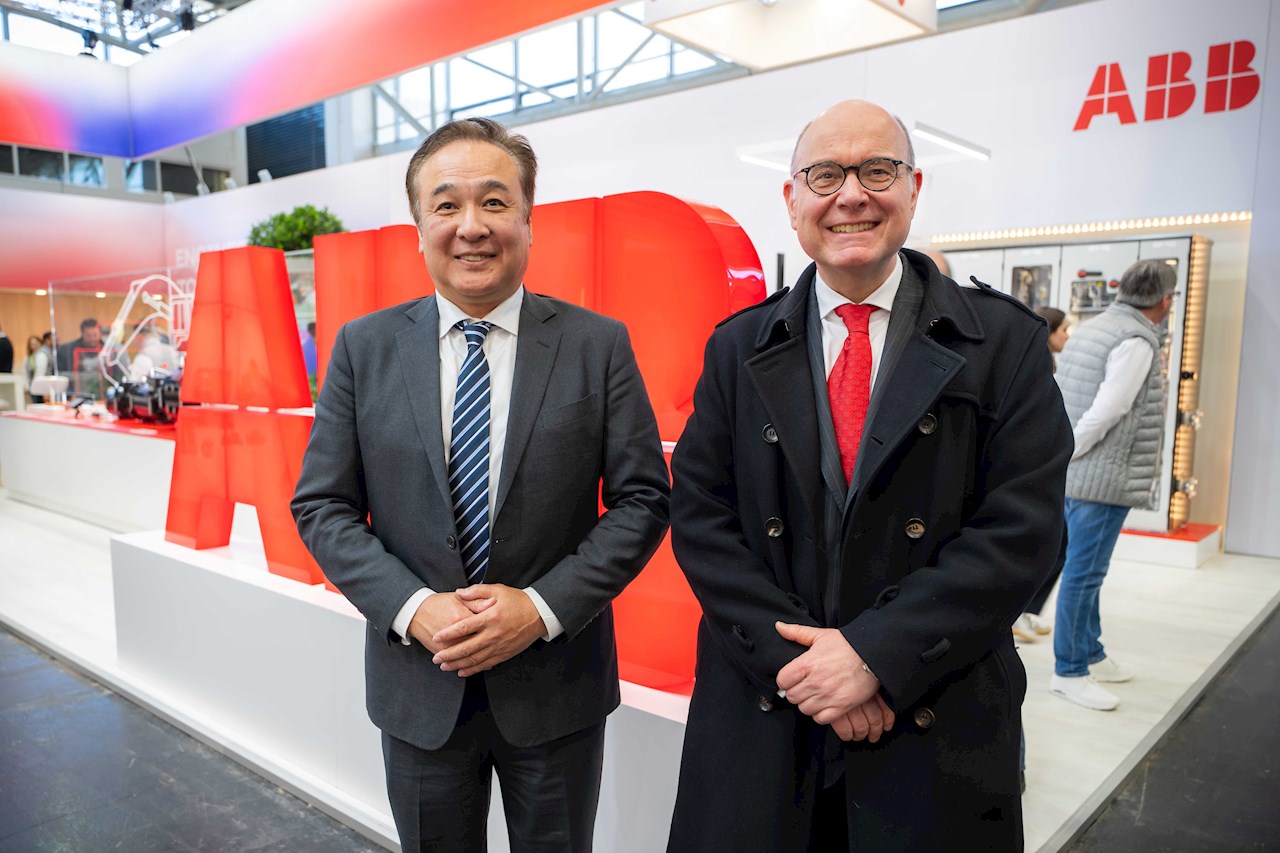 住友商事工程机械与采矿系统战略业务部(SBU)总经理Kenichi Hyuga与ABB过程工业业务全球总裁Joachim Braun在德国慕尼黑bauma展出席协议签署仪式。图片来源:ABB