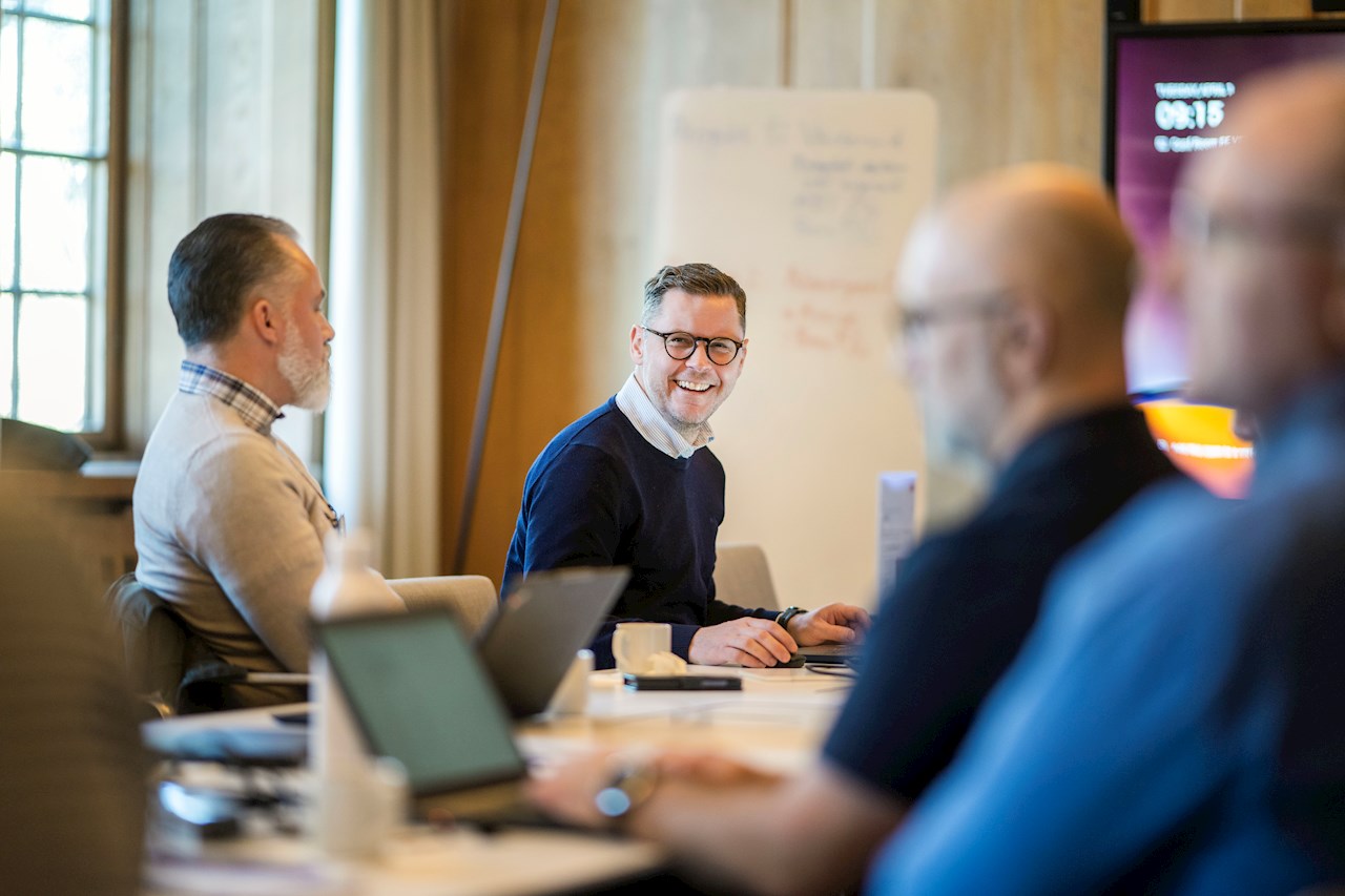 Full kontroll från vitt ark till färdig anläggning – så hjälper ABB till att smidigt ro i land projekt. Håkan Morling leder ABB Distribution Solutions eget team av helhetsspecialister.