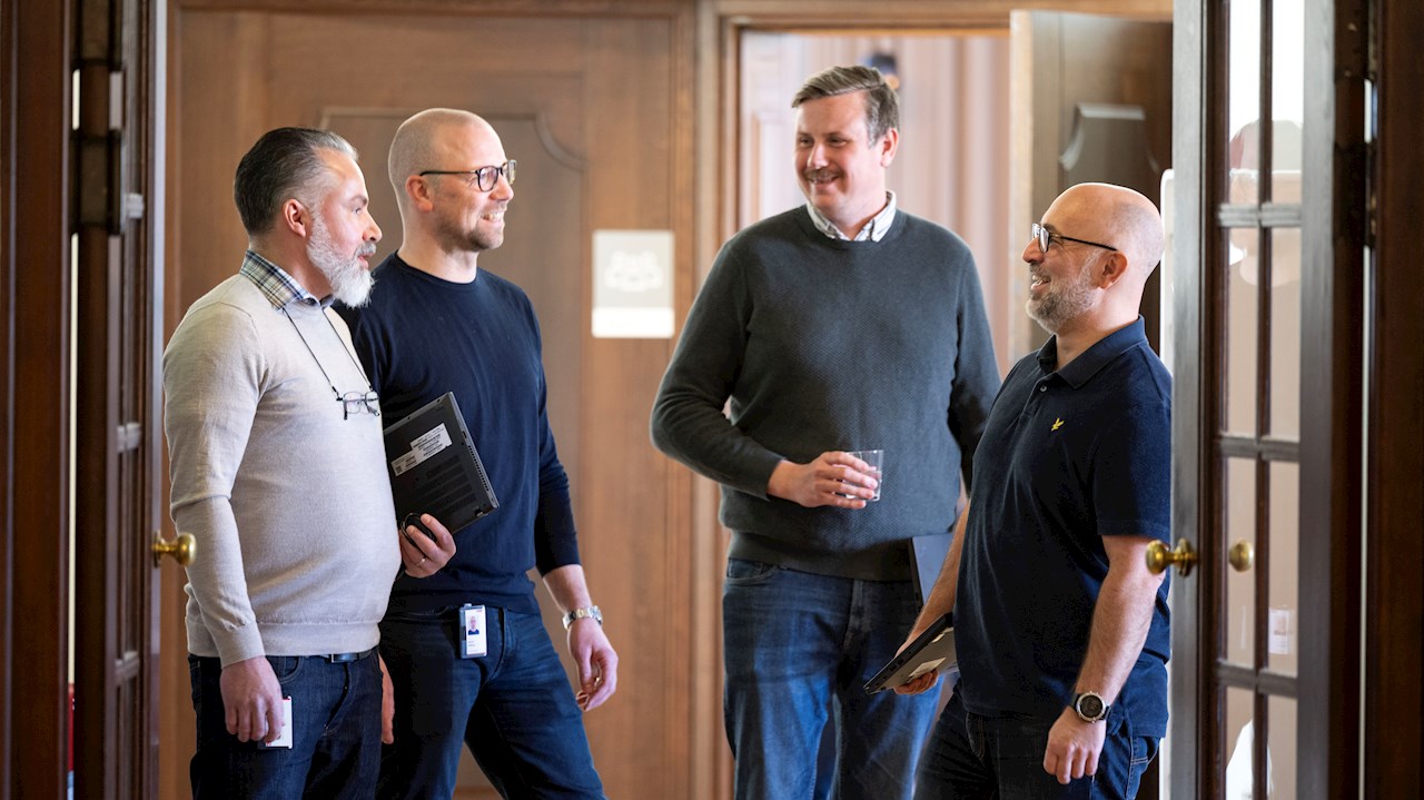 När tiden, resurserna och kunskapen tryter – då kan ABB:s Solutionsteam ta över. Patrik Häggblom, Henrik Ahlberg, Fredrik Landstedt och Niklas Edenhall är några av medarbetarna i teamet.