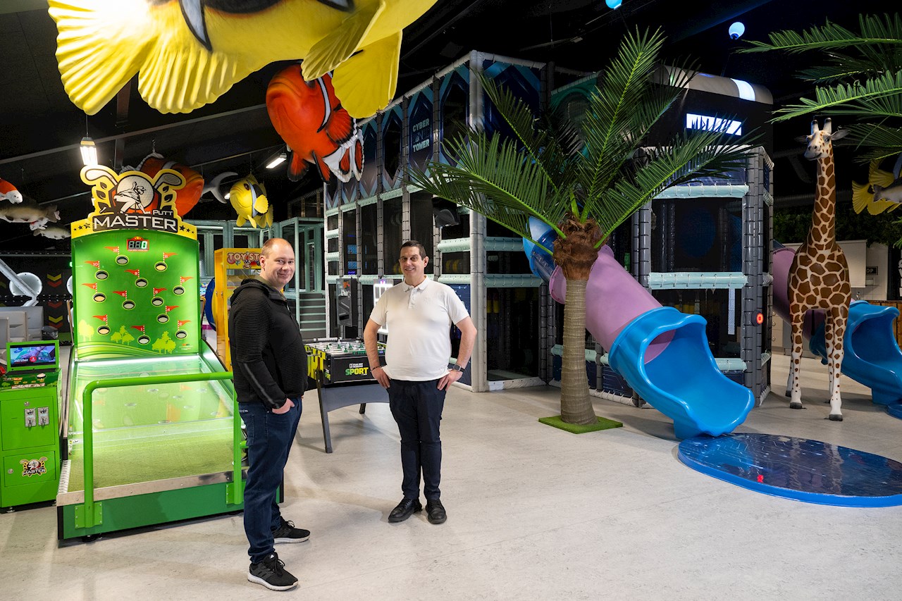 Afdelingsleder Kim Lysdahl (tv) fra Midtfjord El A/S har haft ansvaret for
den store ABB i-bus KNX-installation hos Fun Art. Her står han med produktchef for bygningsautomatik hos ABB, John Hegelund, som har supporteret undervejs.