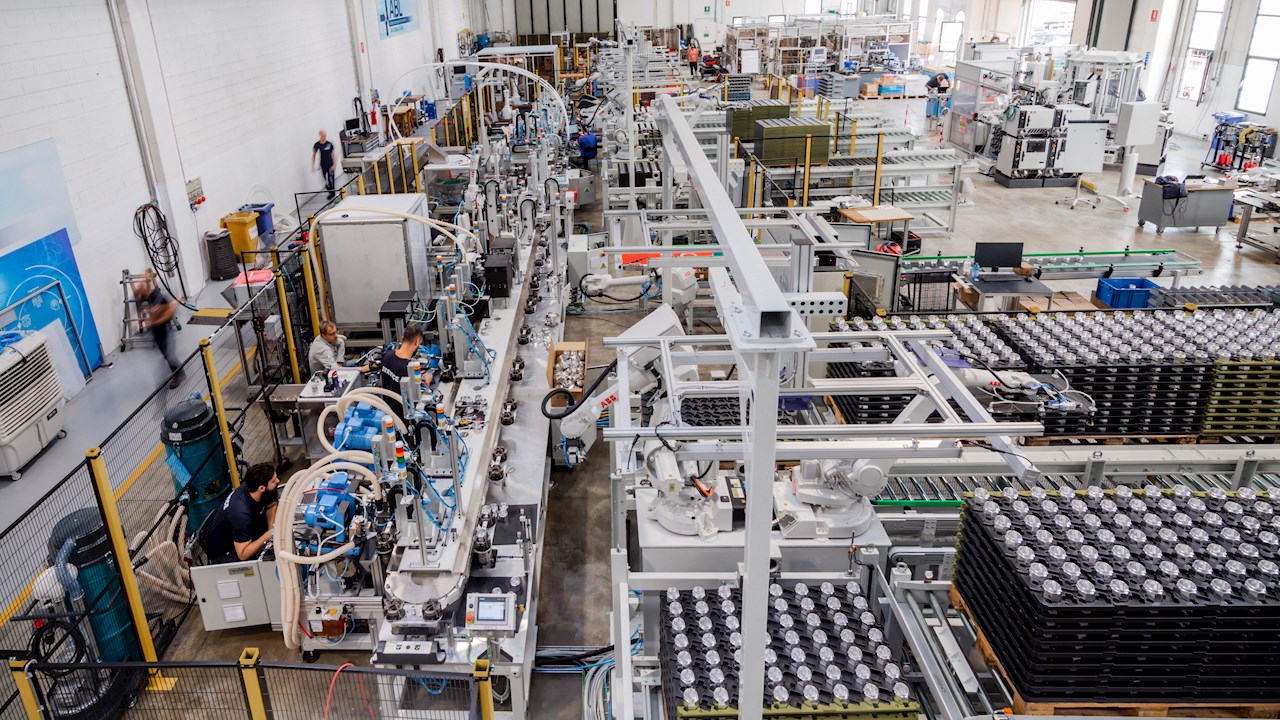 ABB 機器人結合速度與靈活性，每小時組裝 1,200 個摩卡壺