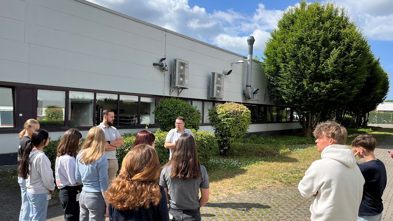 Dir Projektgruppe während der Führung am ABB-Standort in Frankfurt. ©ABB