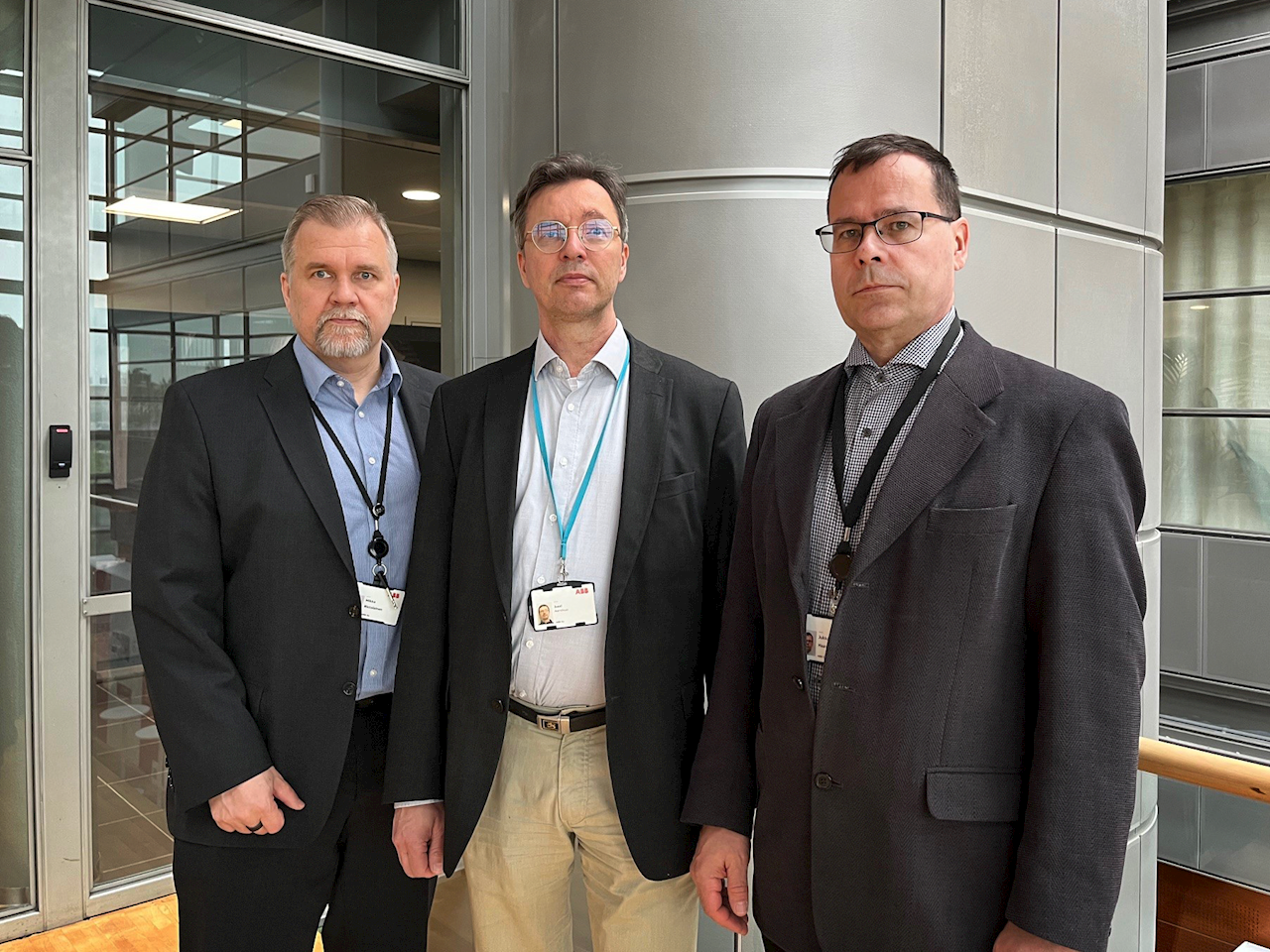 ABB Oy:n Country Quality Manager Mikko Ristolainen, Country HSE and Security Manager Jussi Aarnivuo ja Motion Services, Sustainability Manager Jukka Haavisto kiittävät kaikkia auditointeihin osallistuneita työntekijöitä huolellisesti ja esimerkillisesti tehdystä työstä sekä Kiwaa hyvin toteutetuista auditoinneista.