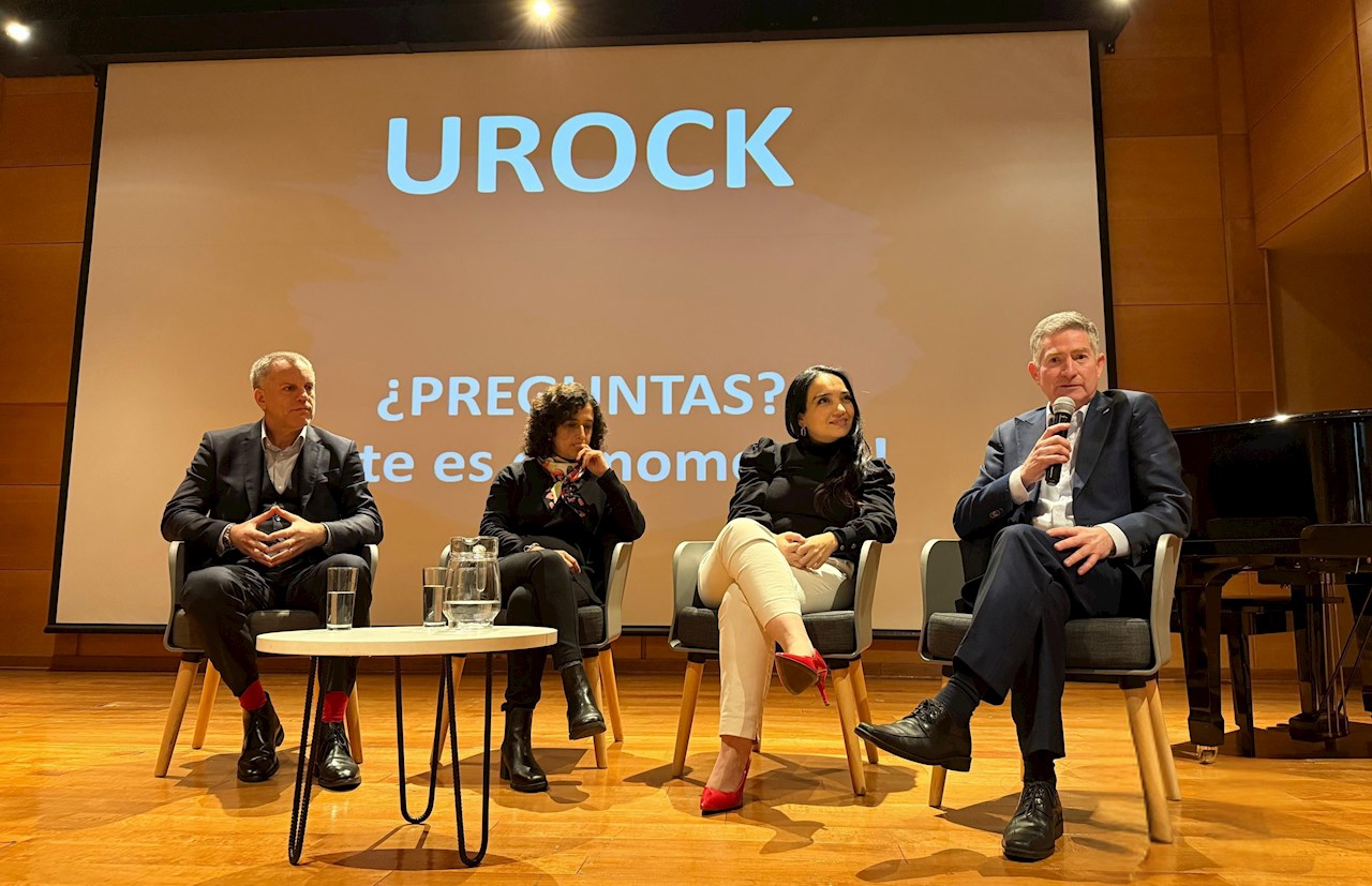 De izquierda a derecha, Rodrigo Munizaga, cofundador de Mininnova, Carmen Duarte, gerenta colaborativa de Cultura y Diversidad en Codelco, Dominique Viera, presidenta de la Asociación de Proveedores Industriales de la Minería (Aprimin) y Jorge Abraham, Process Industries Division Manager de ABB en Chile