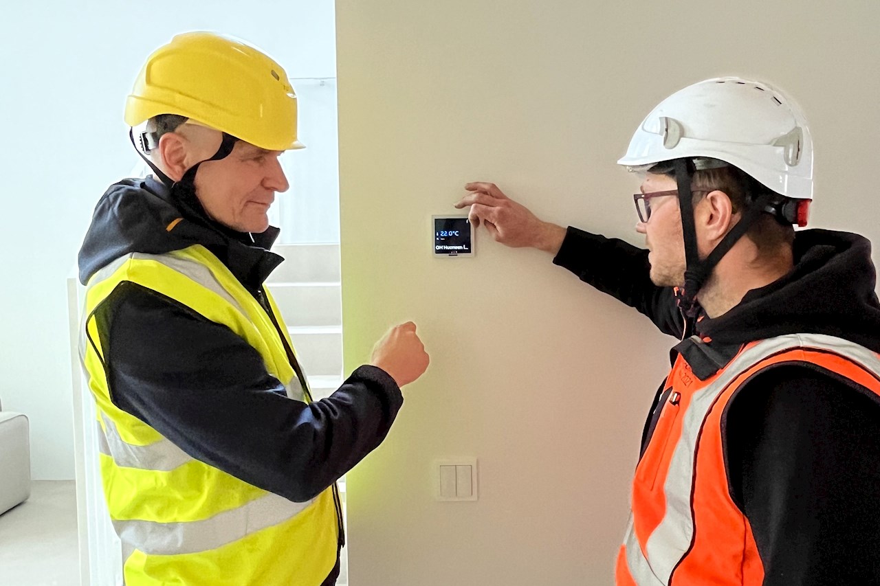 Kari Luukkonen ja Jani Ahola keskustelevat ABB-free@homen uudesta pienestä kosketusnäytöstä.