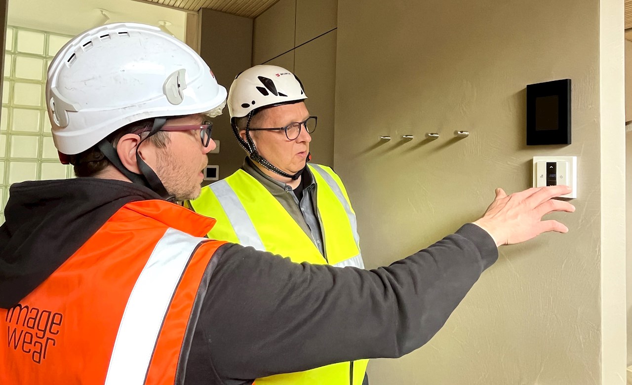 Jani Ahola ja Sakari Puroila toteavat termostaatin helppokäyttöiseksi.