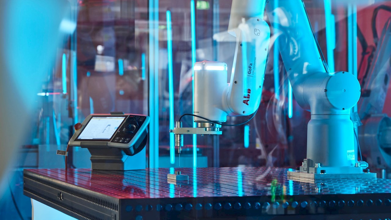 Az ABB a GoFa kobotokhoz egy nagy teljesítményű Ultra-Accuracy funkciót vezet be. Mit jelent ez pontosan?