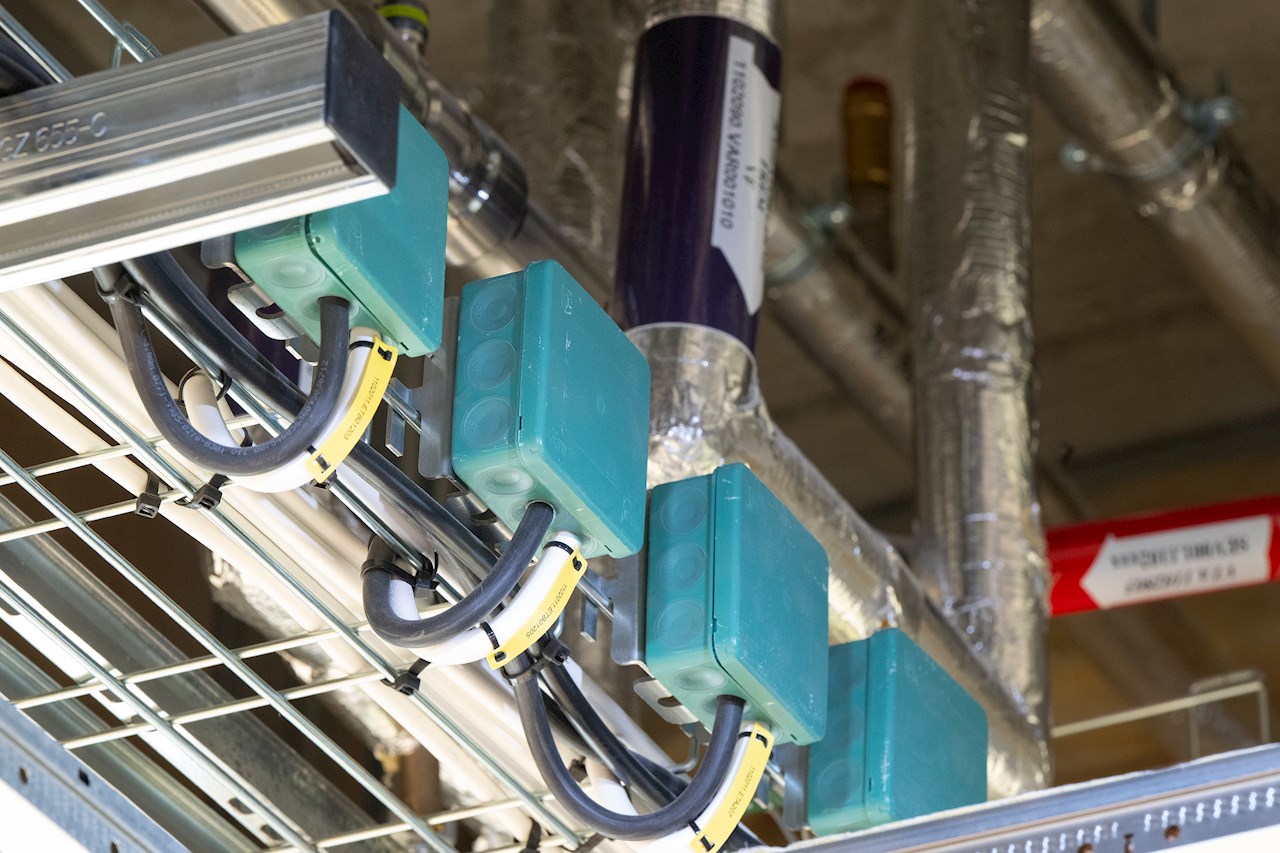 Med ABB’s AP9-dåser i forskellige farver er det muligt at farvekode installationen, så
det er let at identificere og organisere de forskellige komponenter i systemet.