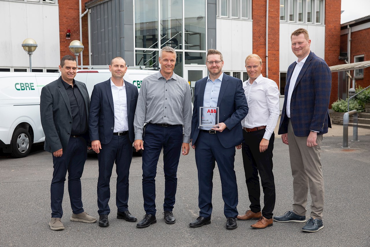 Teamet bag aftalen er fra venstre mod højre: ABB’s John Hegelund (produktchef for bygningsautomatik), Jacob Stenger (salgsdirektør), Kenneth F. Engermann (salgsspecialist)
og CBRE’s Kenneth Rask L. Jensen (teknisk chef, BMS), Mads Mayntzhusen Purkær (Area General Manager) samt Søren Flæng (teknisk chef BMS/CTS).