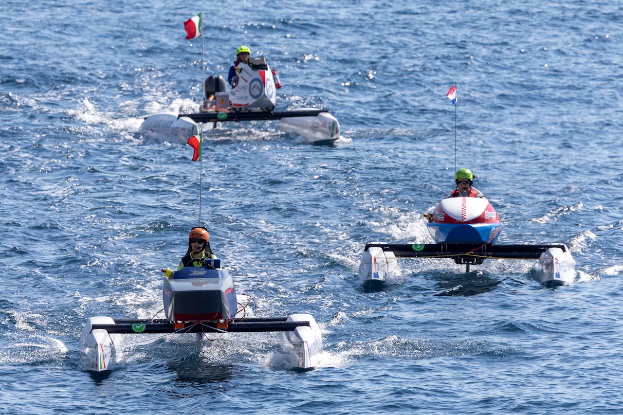 8Il catamarano Elettra in primo piano, guidato dalla pilota Camilla Margherita Poggi; a seguire, il pilota del team Adria e infine il pilota di Guglielmino 2.0 del team di Messina