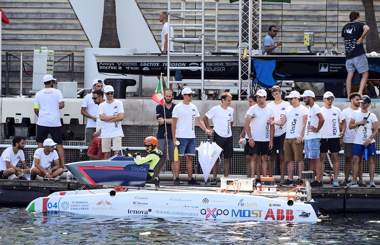 Il team Elettra ormeggiato nelle acque della marina antistante lo Yacht Club de Monaco,
in attesa dell’inizio della Slalom Race
