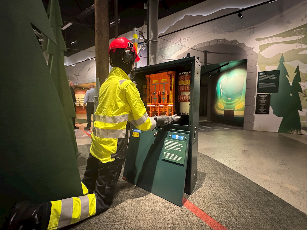 Energimontør ved FastLine KO kabelskap som fordeler og beskytter strøm i lavspentnettet.