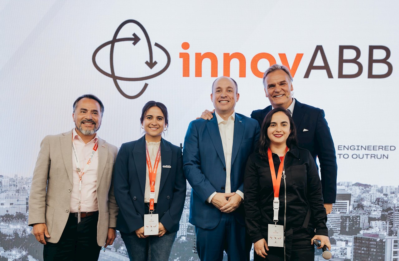 Luis Figueroa (ABB en Chile), Valentina González (Socialab), Martín Castelluci (ABB en Chile y Perú), Amaro Gomez-Pablos (Periodista) y Constanza Levicán (Suncast)