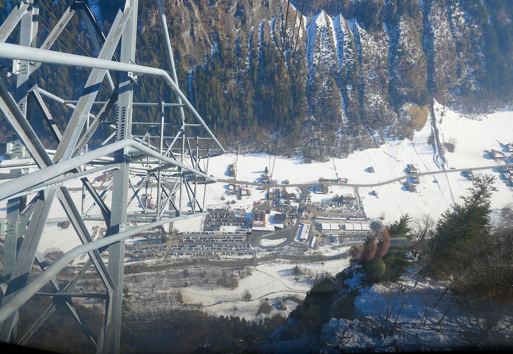 Blick runter auf die Talstation Stechelberg von der Gondel aus.