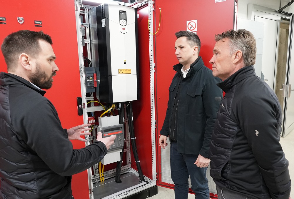 Roger Steffen (Frey Stans), Aleksandar Velimirovic (verantwortlicher Key Account Manager von ABB) und Raphael Reinle vor einem der ABB-Frequenzumrichter, die für den Antrieb von Schilthorn 20XX installiert sind. (v.l.n.r.)