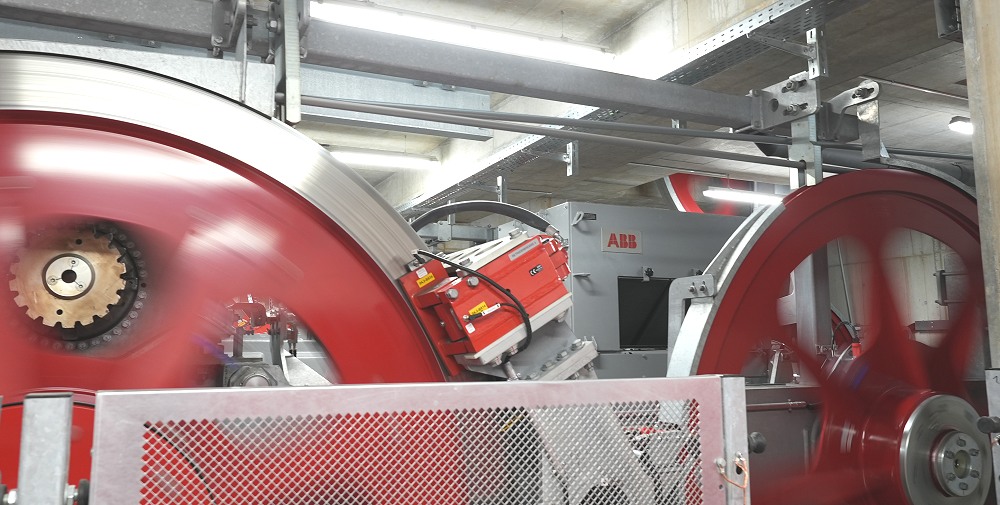 Der bereits installierte ABB-Motor für die erste Spur der Funifor-Seilbahn Mürren – Birg.