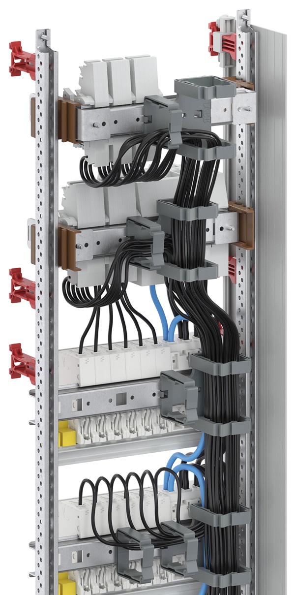 Die neuen Drahthalter ermöglichen wie in diesem Verdrahtungsbeispiel eine strukturierte Leitungsführung mit minimalem Aufwand.
