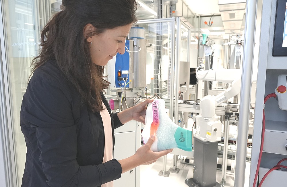 Marie Georgarakis in der LightSpray Factory von On in Zürich.