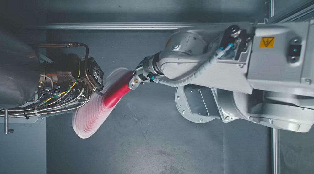 Mit der LightSpray-Technologie dauert es lediglich drei Minuten, bis ein Oberschuh mit Hilfe des ABB-Roboters fertig gesprüht ist.