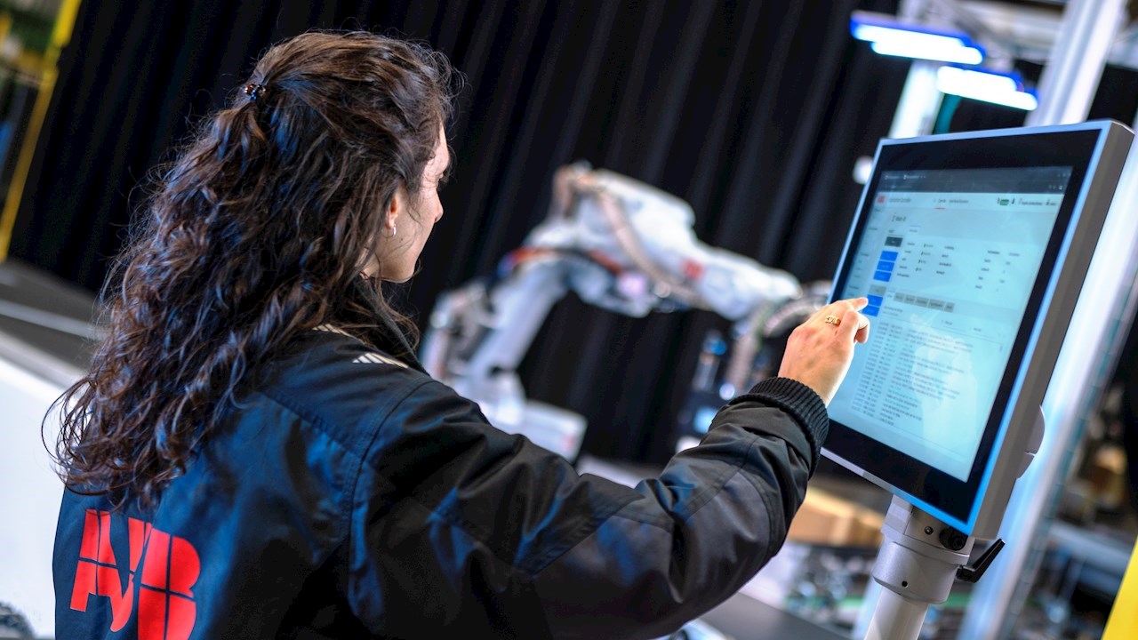 ABB und LandingAI heben Potenzial der generativen KI für Vision-KI in der Robotik