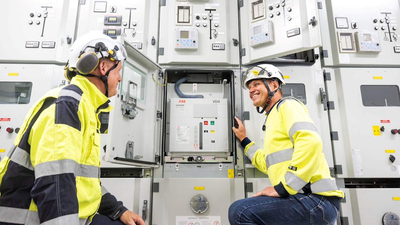 Niklas Lindblom, ABB, and Henric Kristensen, Vattenfall Services, inspecting the VD4 circuit breaker in the switchgear.