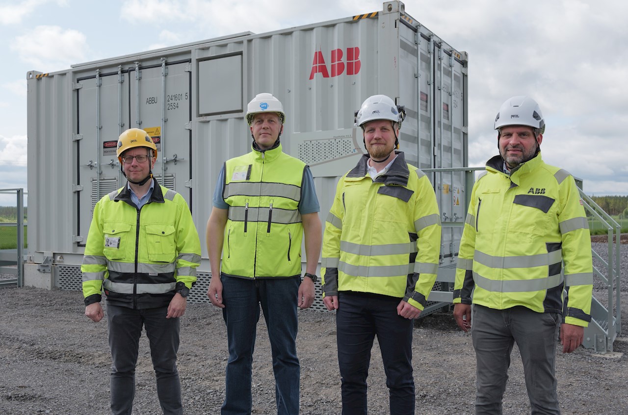 Ari Soininen ja Jani Aurell EPV Aurinkoivoimalta yhdessä ABB:n Tapio Kotolan ja Joakim Hjortin kanssa EcoFlex-konttimuuntamon edessä.