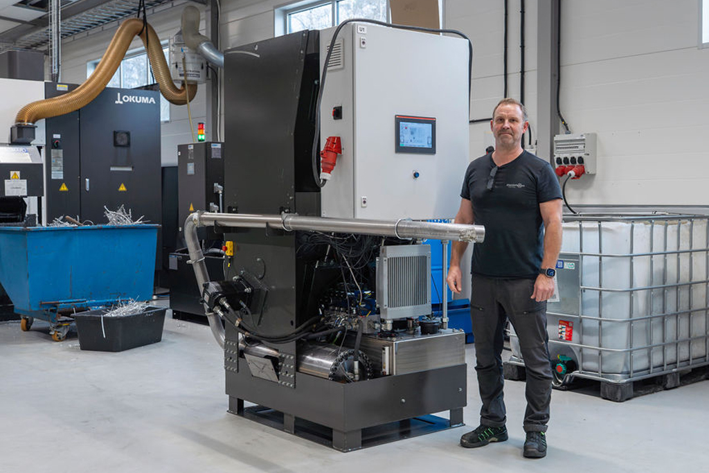 Tomas Danielsson framför Raptor i sin produktionsanläggning i Smedjebacken.